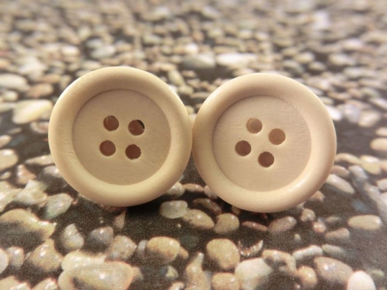 Schlichte beige Holzknopf Ohrstecker Natur Button